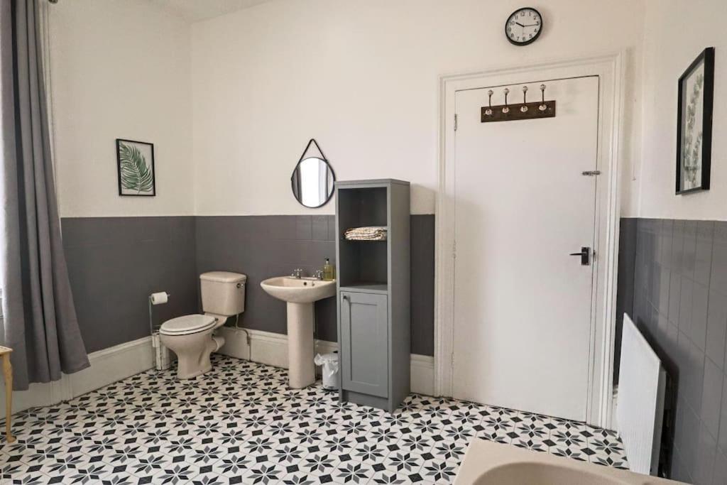 4 Bed Home 3 Mins From Harbour + Sandy Beach フォークストン エクステリア 写真