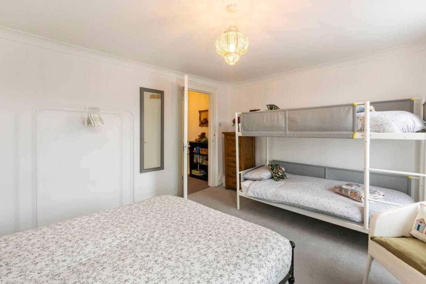 4 Bed Home 3 Mins From Harbour + Sandy Beach フォークストン エクステリア 写真